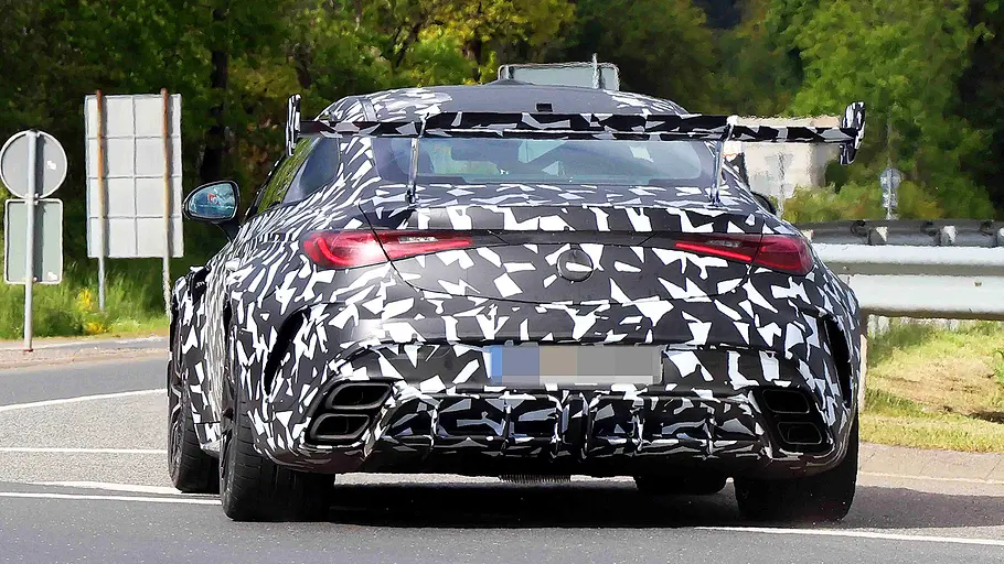 Mercedes-AMG CLE 63 Mythos (2026) Blick von hinten auf den fahrenden Mercedes-AMG CLE 63 Mythos (2026).