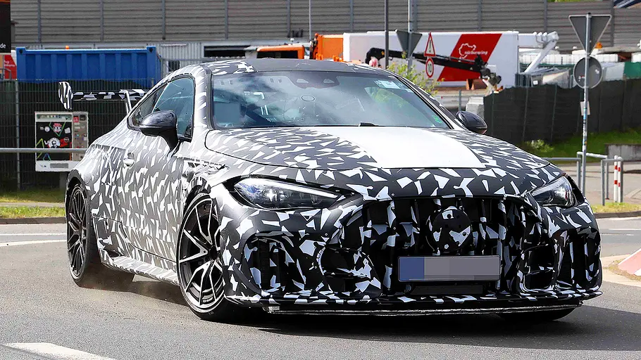 Mercedes-AMG CLE 63 Mythos (2026) Blick von schräg vorne auf den fahrenden Mercedes-AMG CLE 63 Mythos (2026).