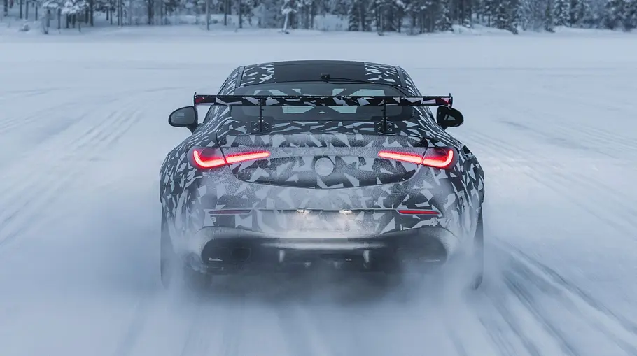 Der Mercedes-AMG CLE der Mythos Serie fährt durch eine verschneite Landschaft, von hinten fotografiert.