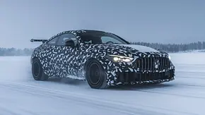Der Mercedes-AMG CLE der Mythos Serie fährt durch eine verschneite Landschaft, von vorne rechts fotografiert. - Foto: Mercedes