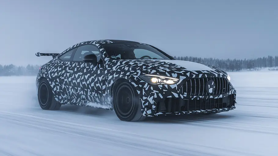 Der Mercedes-AMG CLE der Mythos Serie fährt durch eine verschneite Landschaft, von vorne rechts fotografiert.