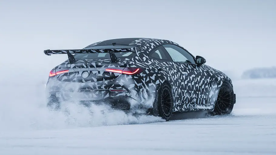 Der Mercedes-AMG CLE der Mythos Serie fährt durch eine verschneite Landschaft, von hinten rechts fotografiert.