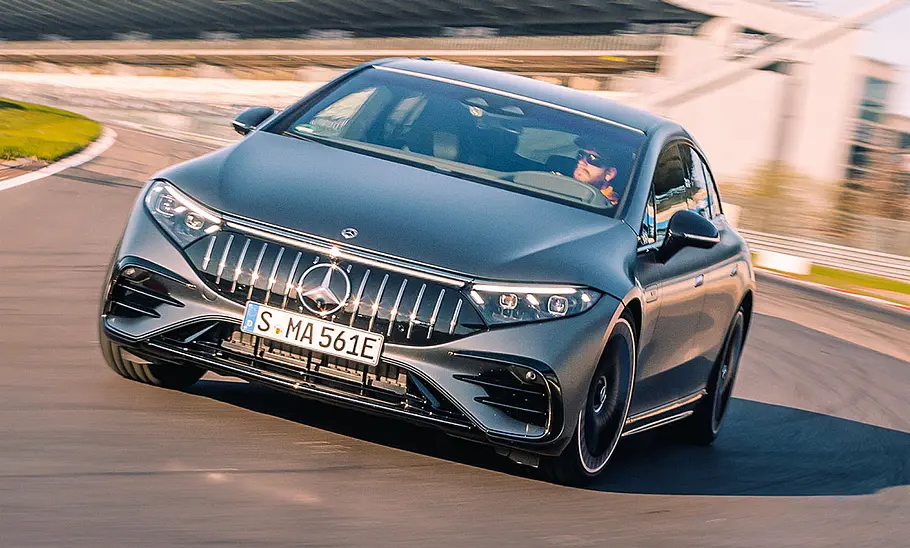 Mercedes-AMG EQS 53 4Matic+ Mercedes-AMG EQS 53 4Matic+ fährt um eine Rechtskurve. Ansicht des Fahrzeugs von vorne.