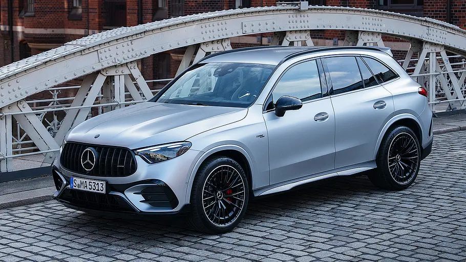 Blick von schräg vorne auf den Mercedes-AMG GLC 53 (2026).
