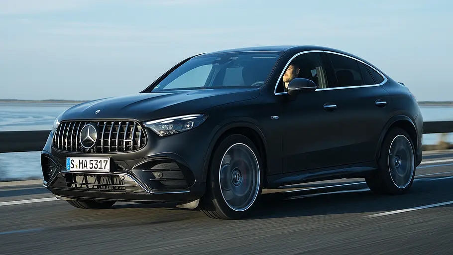 Blick von schräg vorne auf das fahrende Mercedes-AMG GLC 53 Coupé (2026).