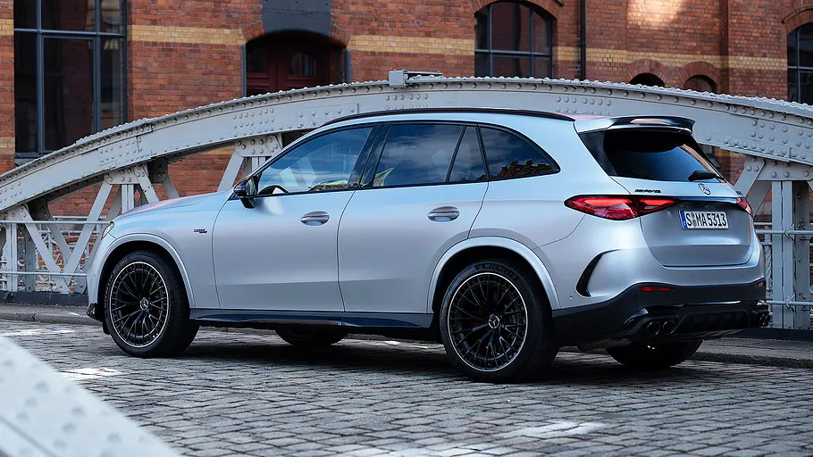 Blick von schräg hinten auf den Mercedes-AMG GLC 53 (2026).