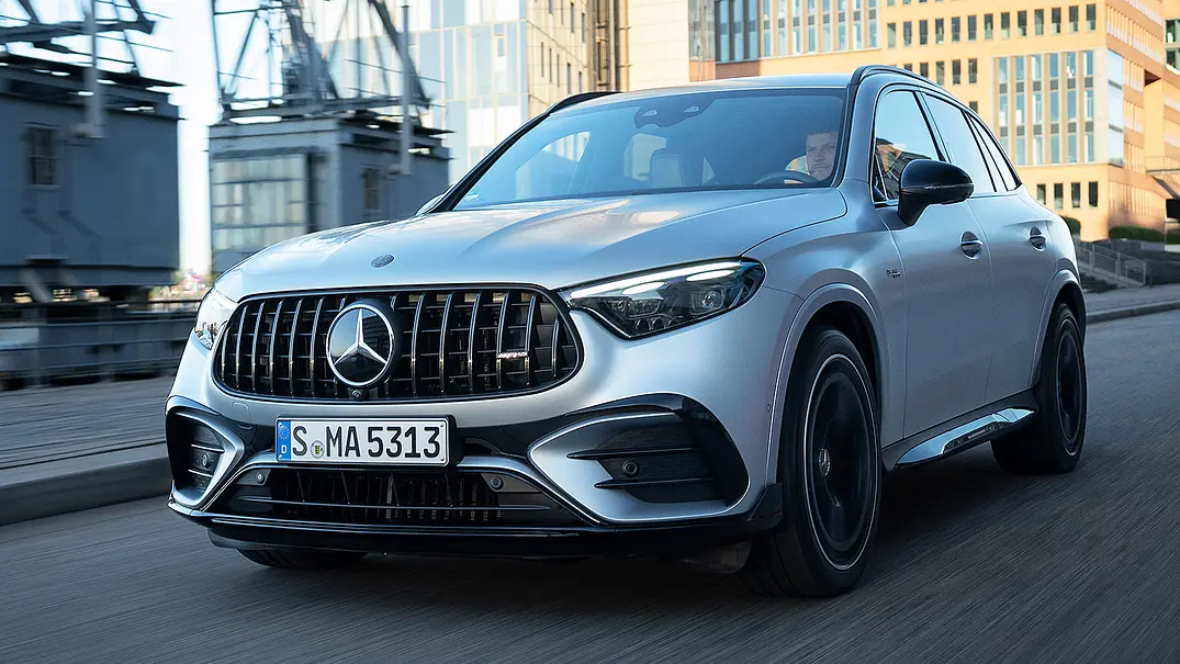 Blick von schräg vorne auf den fahrenden Mercedes-AMG GLC 53 (2026). - Foto: Mercedes