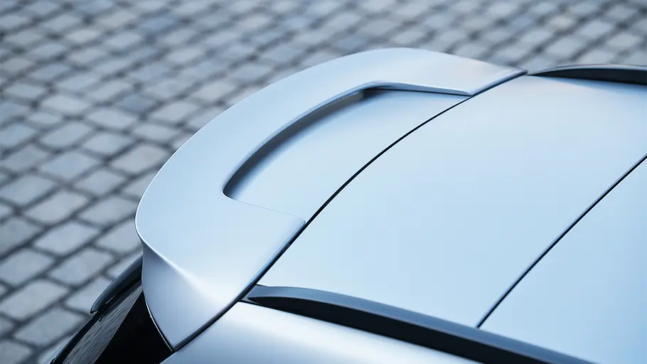 Detailansicht auf den Dachkantenspoiler des Mercedes-AMG GLC 53 (2026).