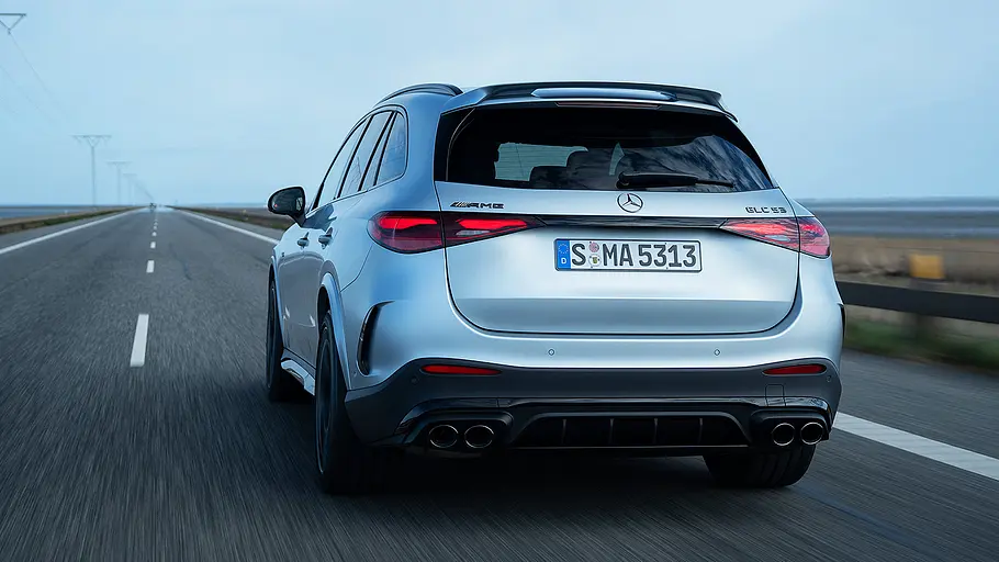 Blick von hinten auf den fahrenden Mercedes-AMG GLC 53 (2026).