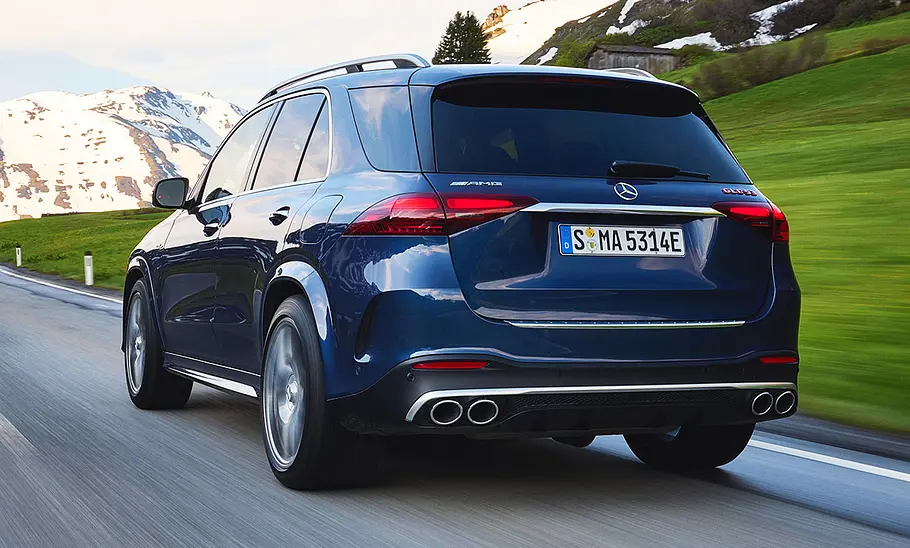 Mercedes-AMG GLE 53 Hybrid (2024); fahrendes Auto; Heckansicht