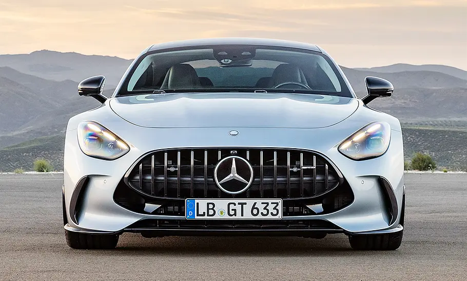 Mercedes-AMG GT (2023) Der Mercedes-AMG GT (2023) statisch von vorne fotografiert.