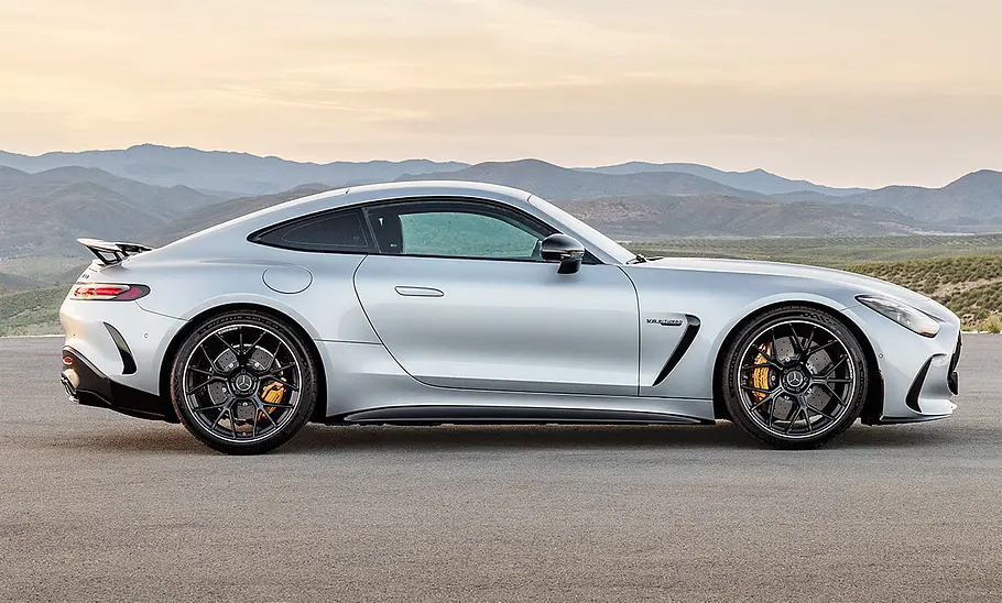 Mercedes-AMG GT (2023) Der Mercedes-AMG GT (2023) statisch von der Seite fotografiert.