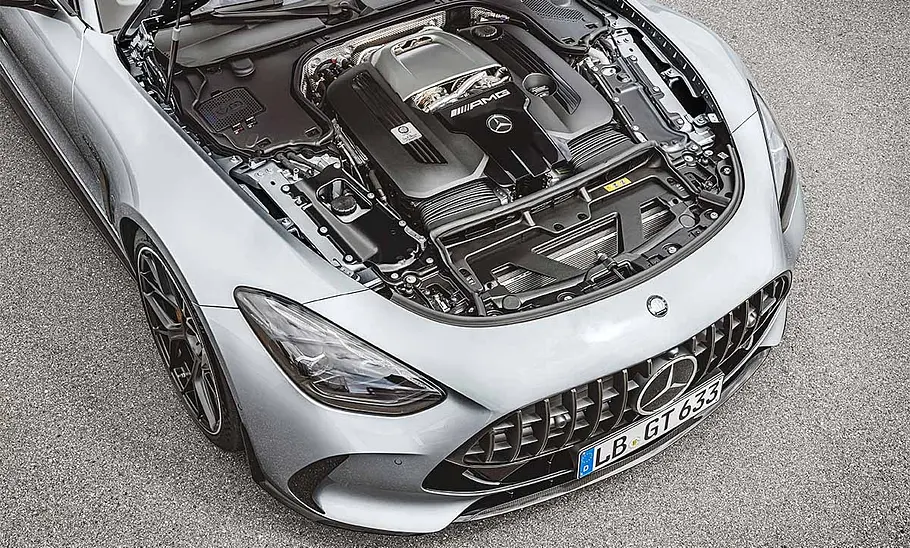Mercedes-AMG GT (2023) Der Motor des Mercedes-AMG GT (2023) bei geöffneter Motorhaube.