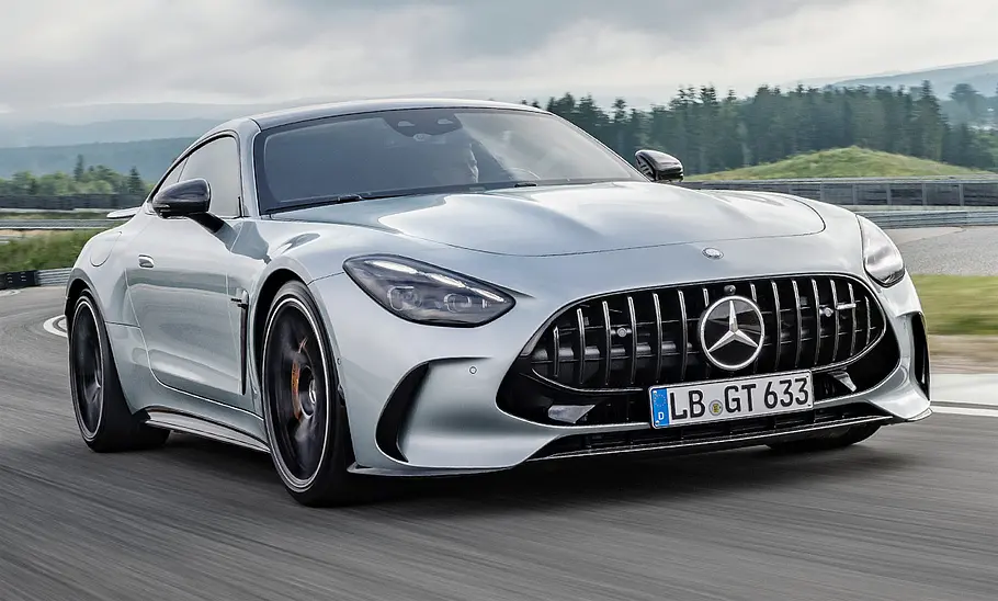 Mercedes-AMG GT (2023) Der Mercedes-AMG GT (2023) fahrend von schräg vorne fotografiert.
