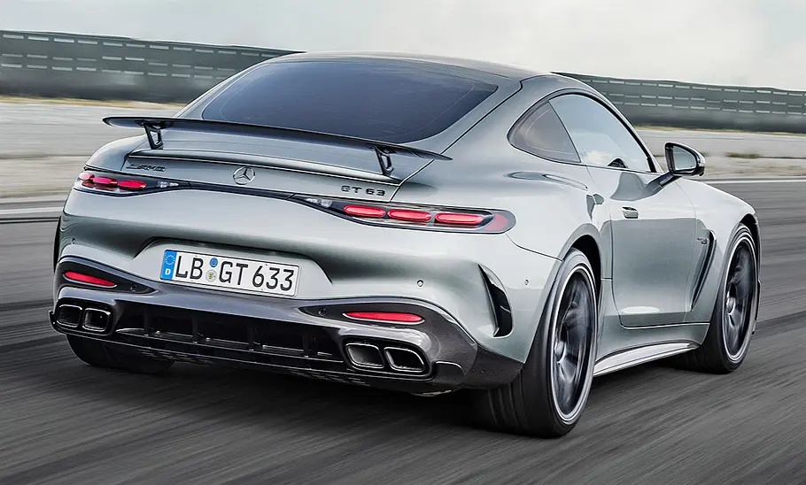 Mercedes-AMG GT (2023) Der Mercedes-AMG GT (2023) fahrend von schräg hinten fotografiert.