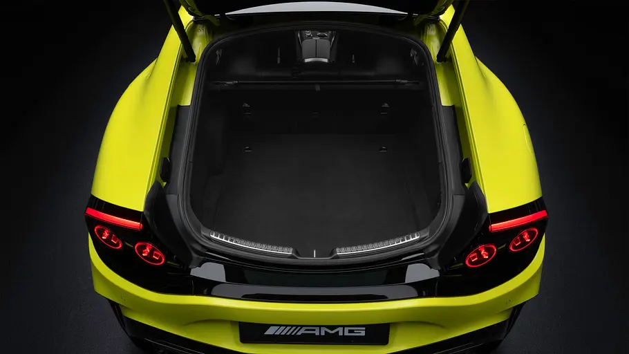 Die Studioaufnahme zeigt den Mercedes-AMG GT 4-Türer von hinten mit geöffnetem Kofferraum.