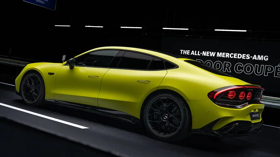 Die Studioaufnahme zeigt den Mercedes-AMG GT 4-Türer von schräg seitlich.