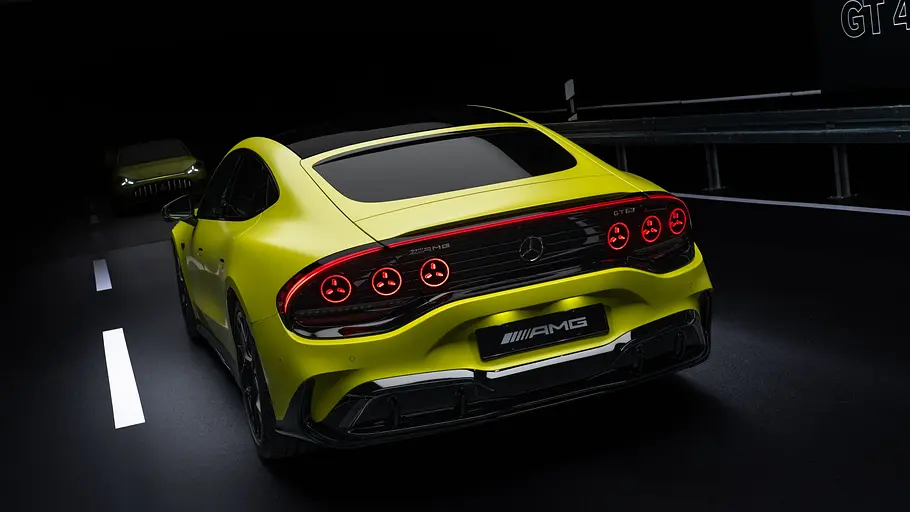 Mercedes AMG GT 4-Türer Die Studioaufnahme zeigt den Mercedes AMG GT 4-Türer von schräg hinten.