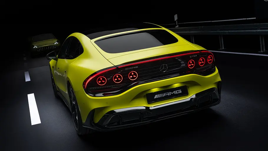 Die Studioaufnahme zeigt den Mercedes-AMG GT 4-Türer von schräg hinten.