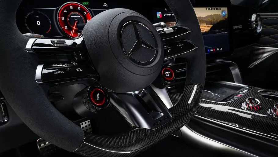 Mercedes AMG GT 4-Türer Die Studioaufnahme zeigt das Lenkrad des Mercedes AMG GT 4-Türer.