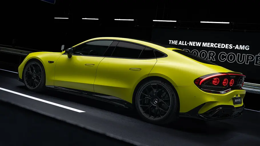Mercedes AMG GT 4-Türer Die Studioaufnahme zeigt den Mercedes AMG GT 4-Türer von schräg seitlich.