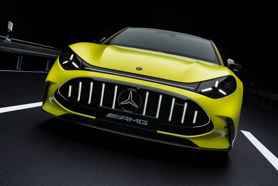 Mercedes AMG GT 4-Türer Die Frontalansicht zeigt den Mercedes AMG GT 4-Türer in Studioatmosphäre.