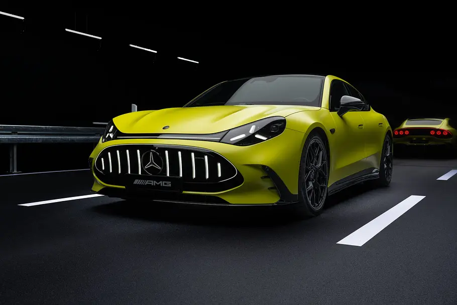Mercedes-AMG GT 4-Türer Der Mercedes-AMG GT 4-Türer in Studiokulisse stehend von schräg vorne fotografiert.
