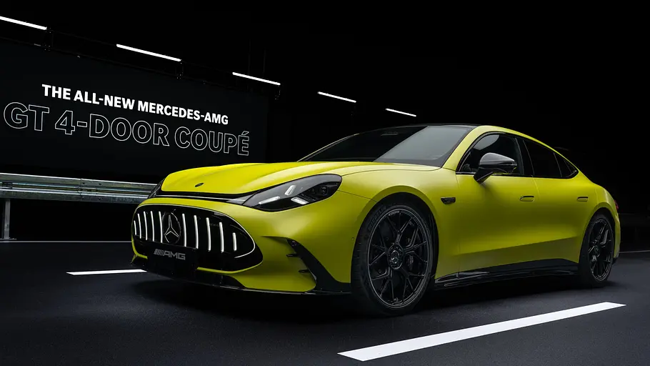 Mercedes AMG GT 4-Türer Die Studioaufnahme zeigt den Mercedes AMG GT 4-Türer von vorne seitlich.