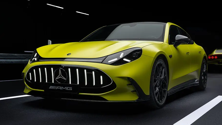 Blick von schräg vorne auf den Mercedes-AMG GT 4-Türer (2026).