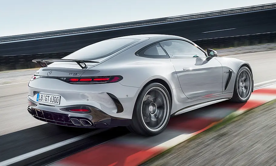 Der Mercedes-AMG GT 63 Pro (2024) auf einer Rennstrecke fahrend von schräg hinten.