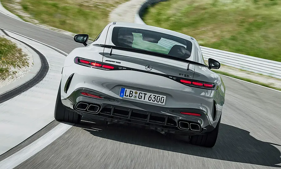 Der Mercedes-AMG GT 63 Pro (2024) auf einer Rennstrecke fahrend von hinten.
