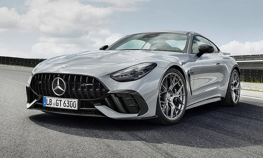 Der Mercedes-AMG GT 63 Pro (2024) statisch von schräg vorne.