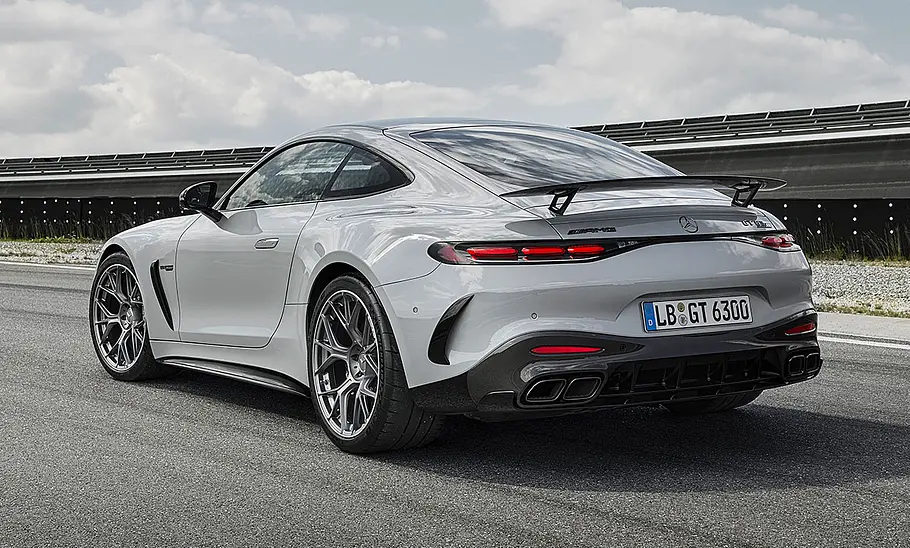 Der Mercedes-AMG GT 63 Pro (2024) statisch von schräg hinten.