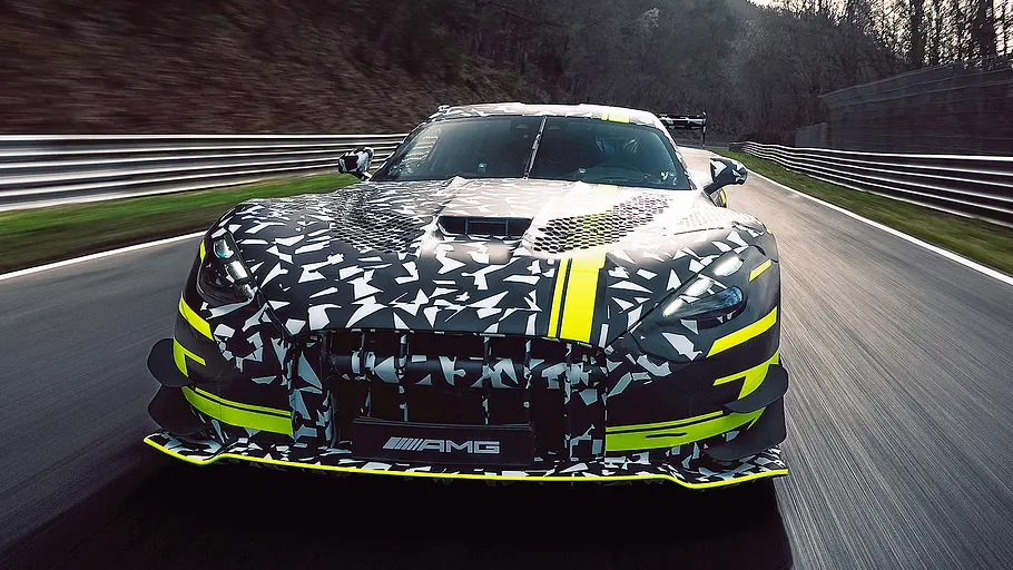 Mercedes-AMG GT Black Series Blick von vorne auf den fahrenden Erlkönig des Mercedes-AMG GT Black Series.