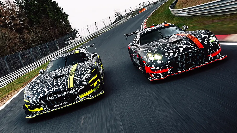 Mercedes-AMG GT Black Series/Mercedes-AMG GT3 Blick von vorne auf die beiden fahrenden Erlkönige vom Mercedes-AMG GT Black Series und Mercedes-AMG GT3.