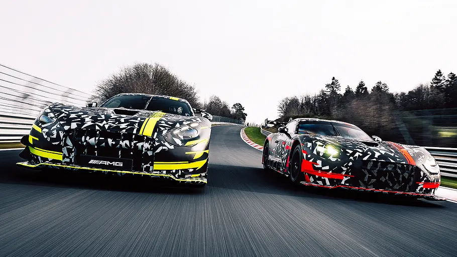 Mercedes-AMG GT Black Series/Mercedes-AMG GT3 Blick von vorne auf die beiden fahrenden Erlkönige vom Mercedes-AMG GT Black Series und Mercedes-AMG GT3.