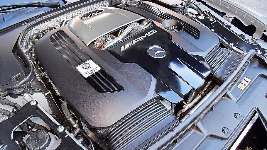 Blick in den Motorraum des Mercedes-AMG GT Pro.