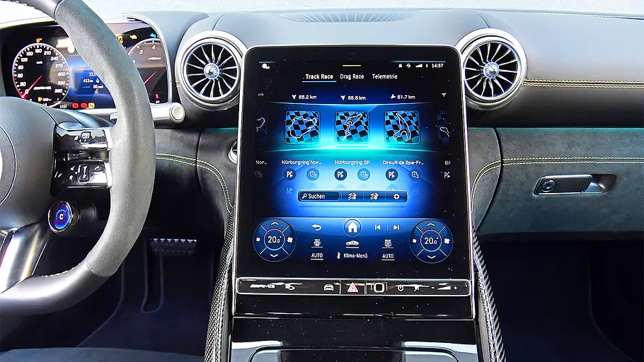 Blick auf die Armaturen im Innenraum des Mercedes-AMG GT Pro.