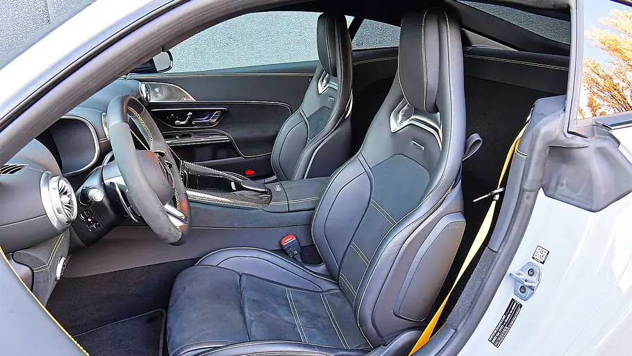 Blick auf die Vordersitze des Mercedes-AMG GT Pro.