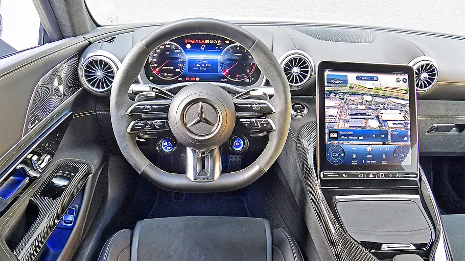 Blick auf die Armaturen im Innenraum des Mercedes-AMG GT Pro.