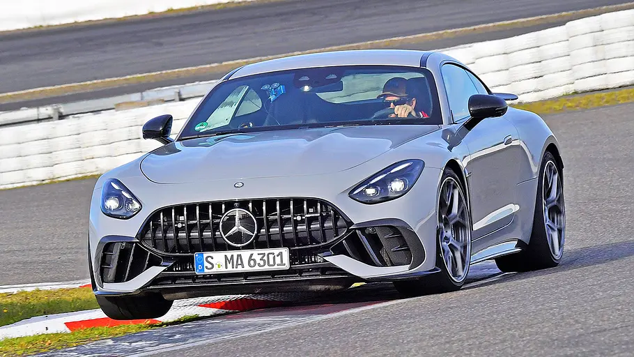 Blick von schräg vorne auf den fahrenden Mercedes-AMG GT Pro.