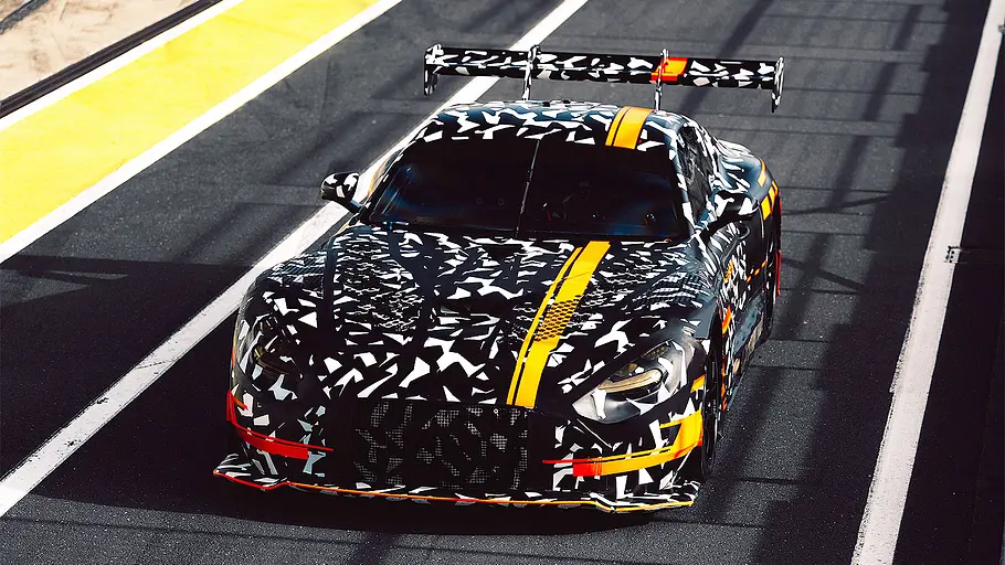 Mercedes-AMG GT3 Blick von vorne auf den Fahrenden Erlkönig des Mercedes-AMG GT3.