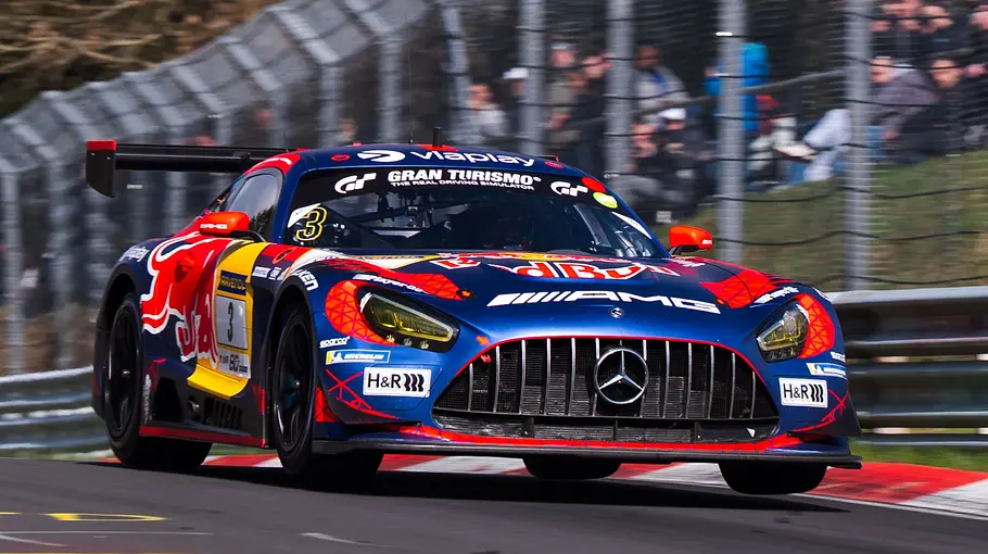 Blick von schräg vorne auf den fahrenden Mercedes-AMG GT3.
