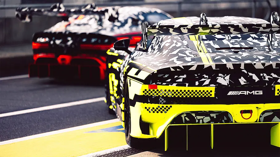 Mercedes-AMG GT3/Mercedes-AMG GT Black Series Blick von schräg hinten auf die beiden Erlkönige vom Mercedes-AMG GT3 und Mercedes-AMG GT Black Series.