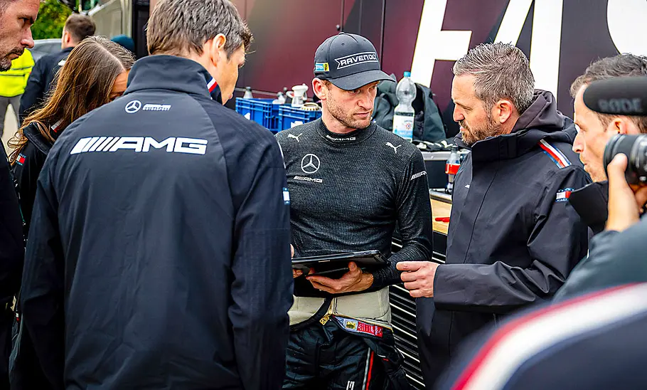 Maro Engel Maro Engel umringt vom Team