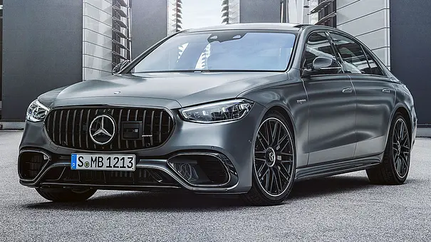 Der Mercedes-AMG S 63 E Performance (2023) statisch von schräg vorne fotografiert. - Foto: Mercedes Der Mercedes-AMG S 63 E Performance (2023) statisch von schräg vorne fotografiert. - Foto: Mercedes