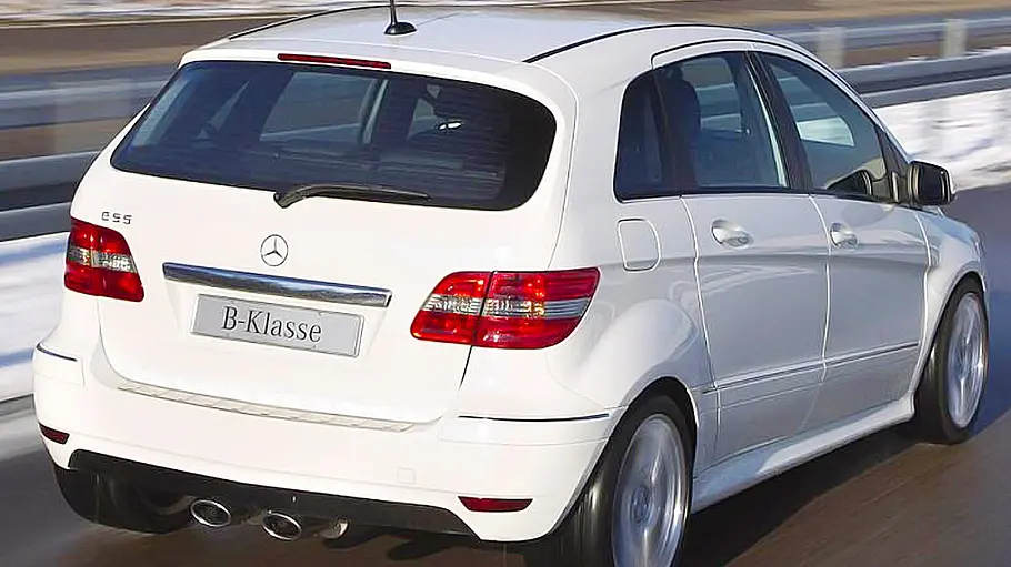 Der Mercedes B55 AMG fahrend von schräg hinten