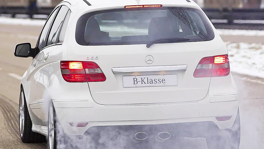 Der Mercedes B55 AMG fahrend von hinten