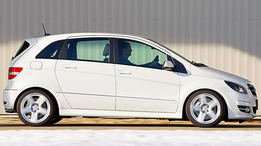 Der Mercedes B55 AMG fahrend seitlich