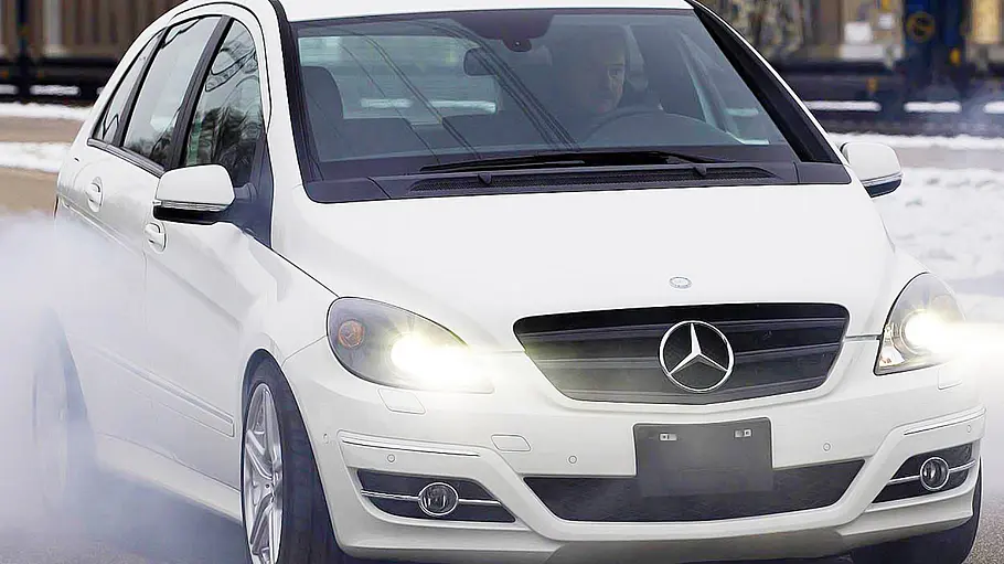 Der Mercedes B55 AMG fahrend von vorne